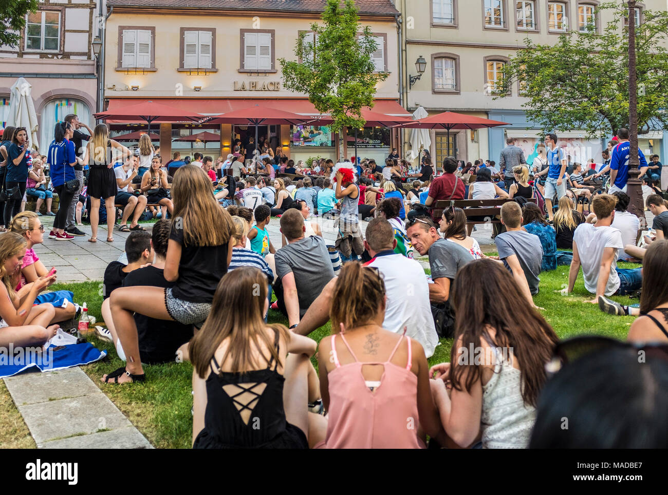 Juli 2016, Masse von Fans auf Fußball-WM 2016, Fernsehen großer Bildschirm, Straßburg, Elsass, Frankreich, Europa, Stockfoto