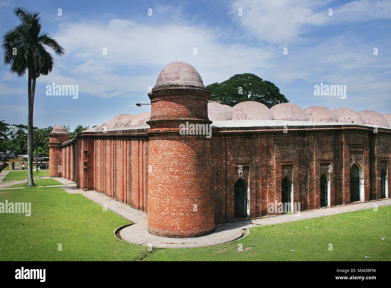 Die 60 Kuppel Moschee oder Shaṭ Gombuj Moshjid auch als Shait Gambuj Gunbad Masjid Moschee oder spricht, ein UNESCO-Weltkulturerbe bekannt. Bagerhat. Stockfoto