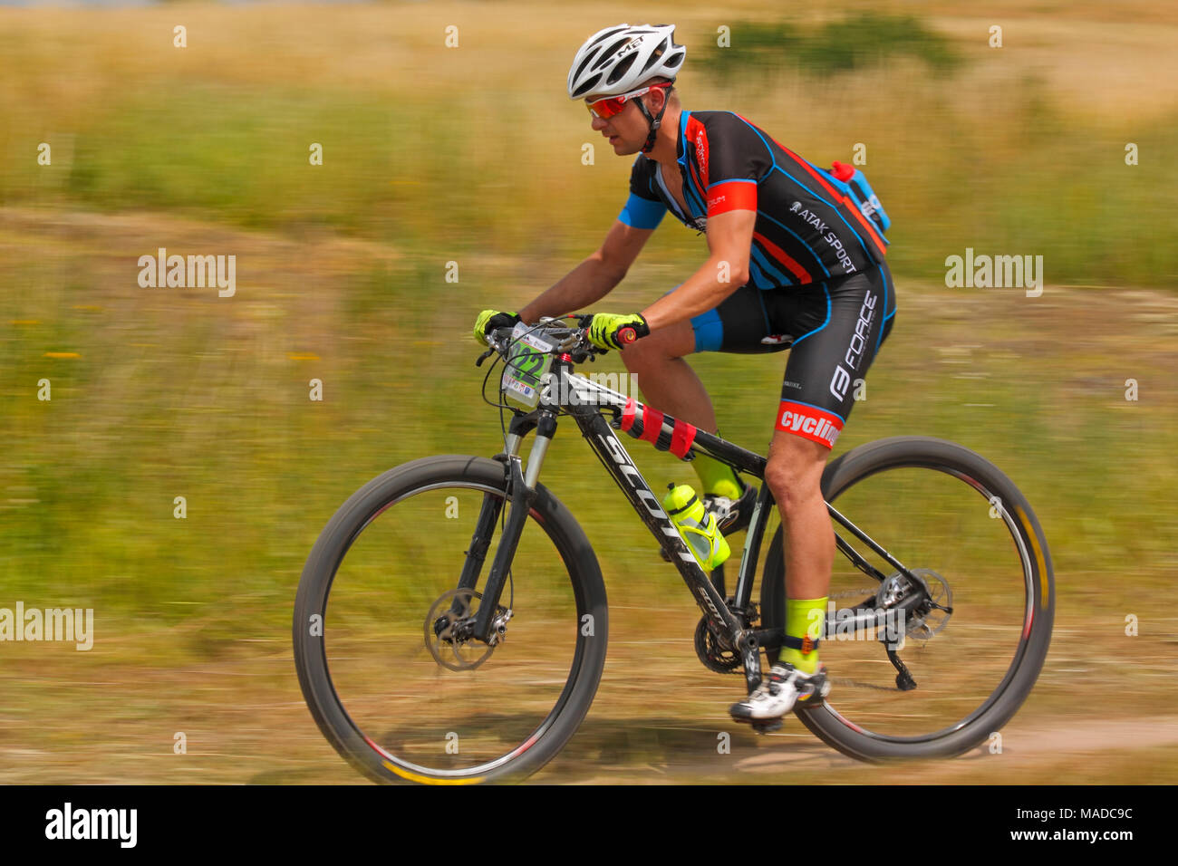 Seitenansicht der Mountainbiker. MTB Cross Marathon (Amateure). Kielce, Polen, 26. Juni 2016. Stockfoto