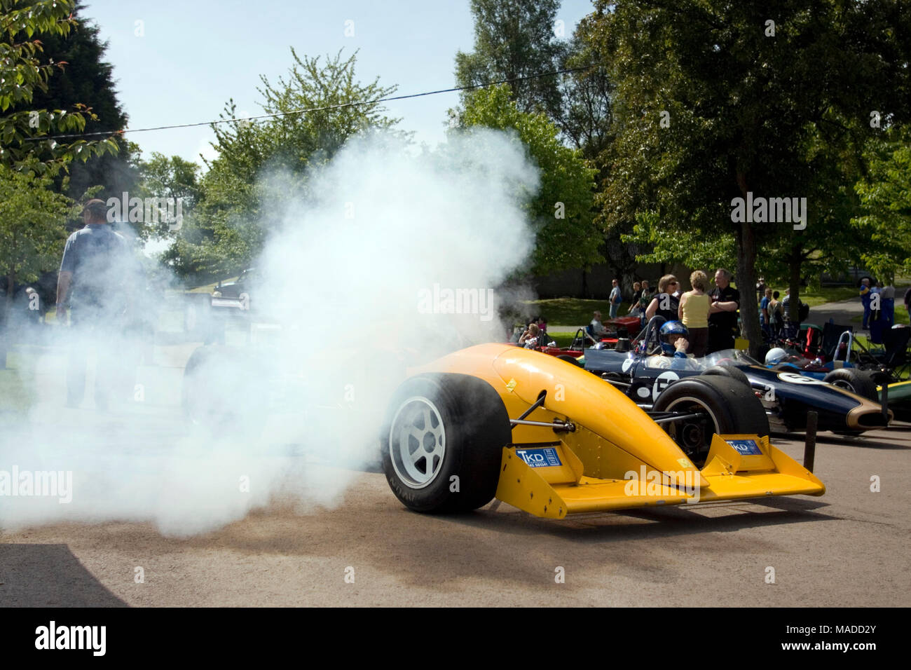 Gelb Rennwagen, wogenden Abgase, Prescott speed Hill Climb, Gloucestershire, England 2009 Stockfoto