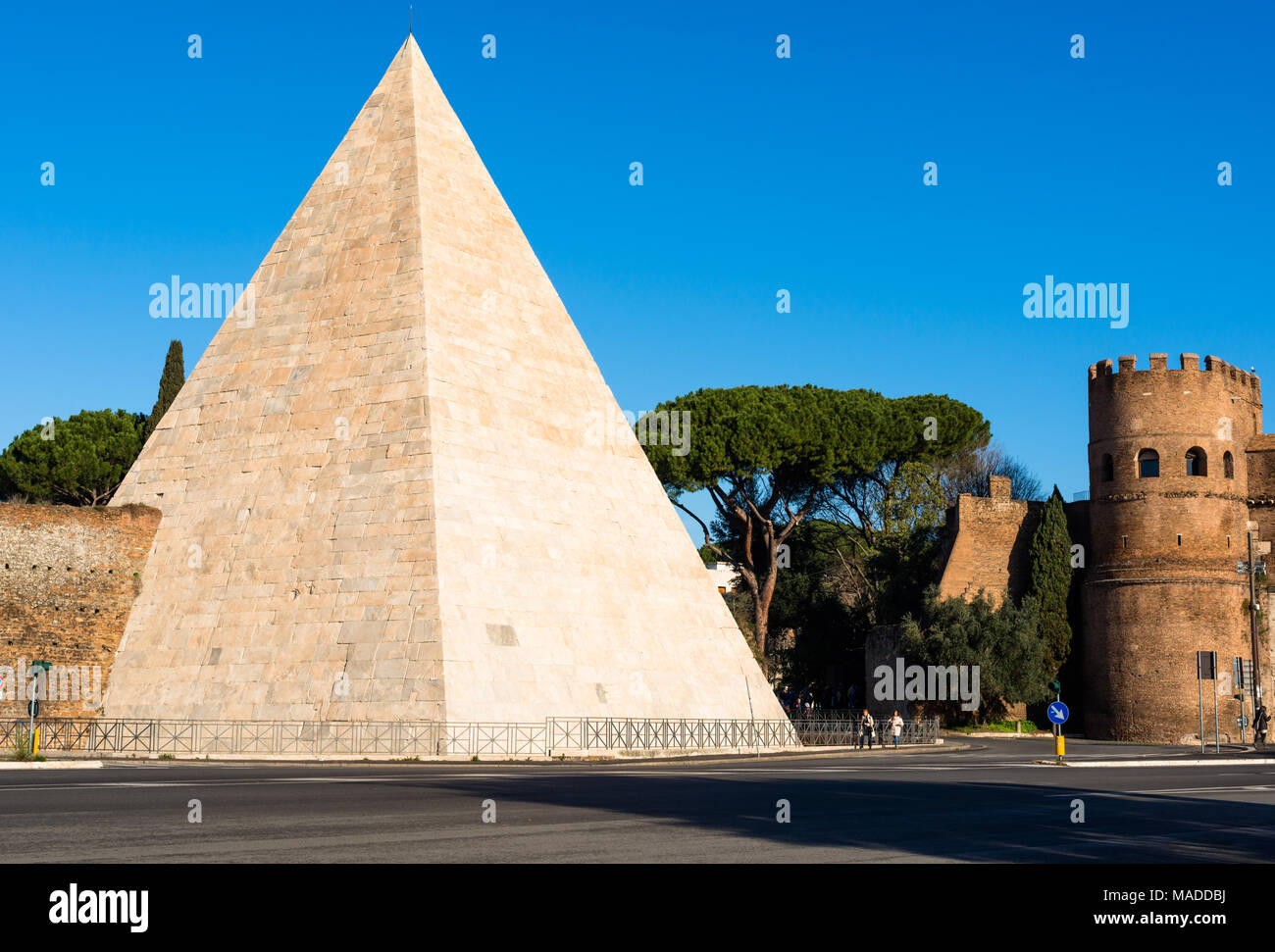 Die Pyramide des Cestius ist eine uralte Pyramide mit in Rom, Italien, in der Nähe der Porta San Paolo und dem protestantischen Friedhof. Stockfoto