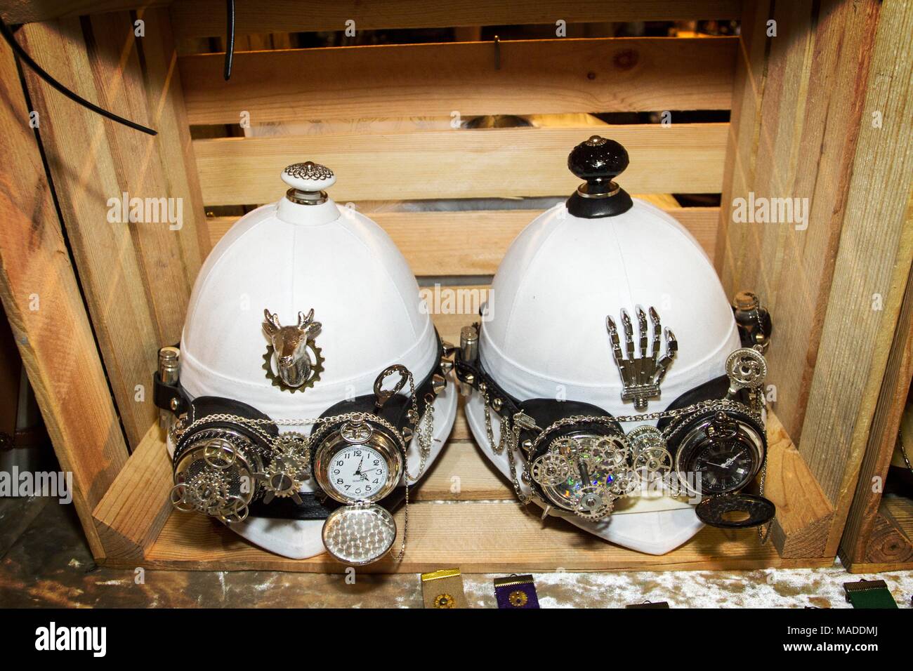 Markröhre Helm Helme Kopfbedeckung Schutzbrille spyglas spy Glas Gläser menswear Hut Hüte watch Clock Face leder Afrika Afrikanische Mode steampunk goth Watch Stockfoto