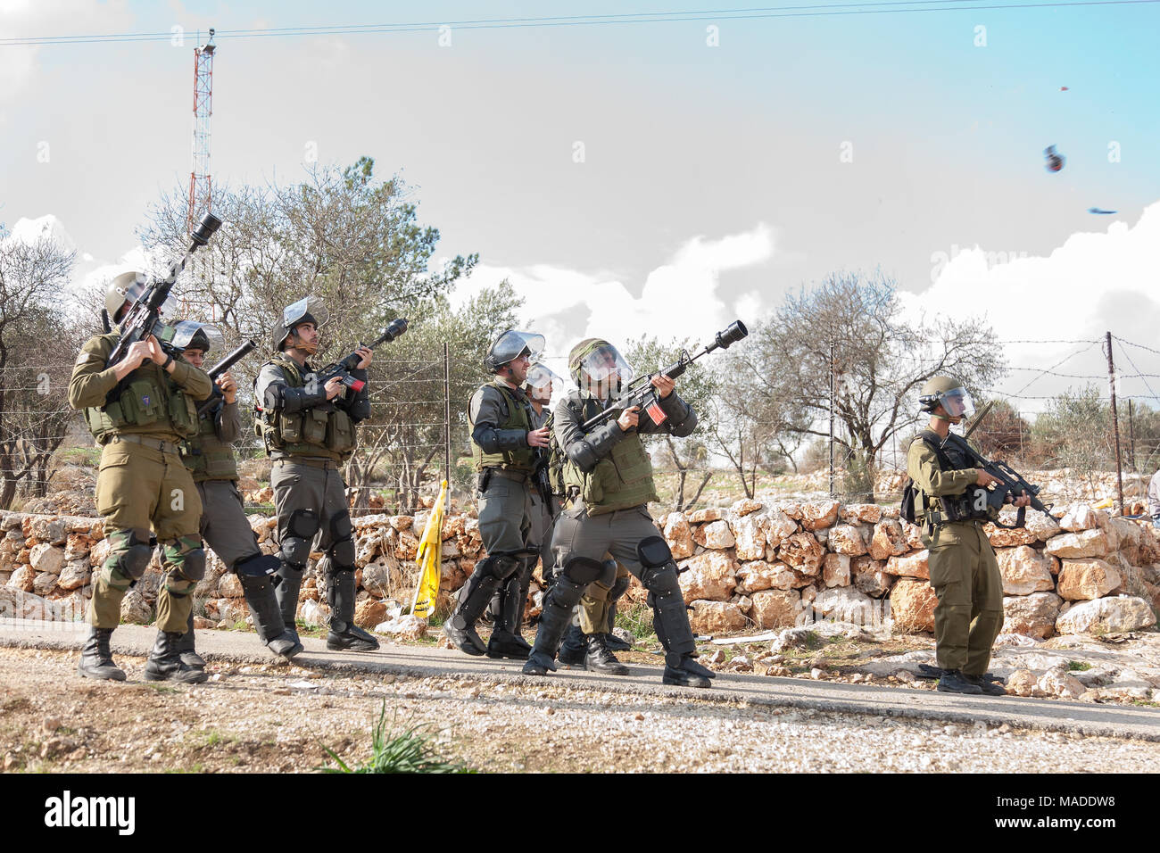 Bilin, Palästina, 7. Januar 2011: Israel Defense Force schießt Gas während der wöchentlichen Demonstration gegen die Beschlagnahme palästinensischen Landes und Bui reißen Stockfoto