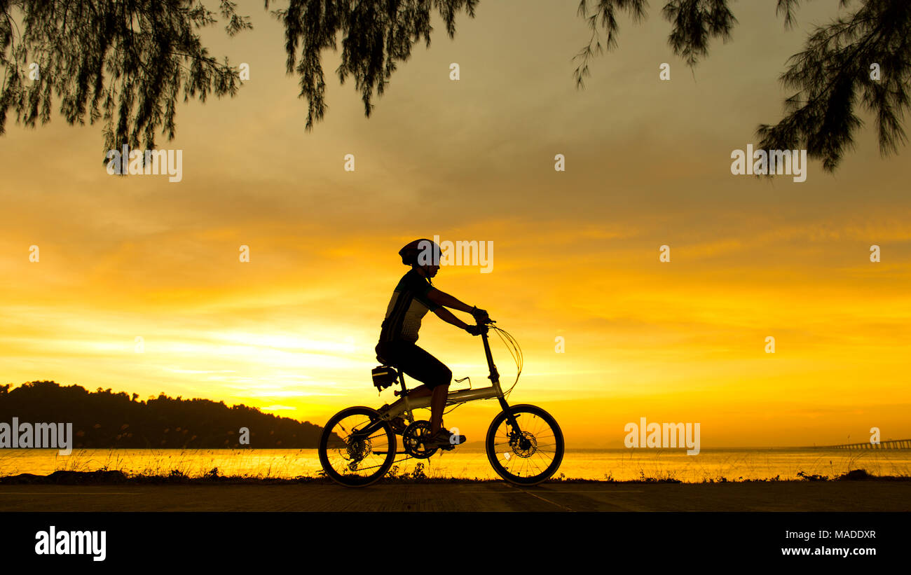 Silhouette Radfahrer bei Sonnenuntergang Stockfoto