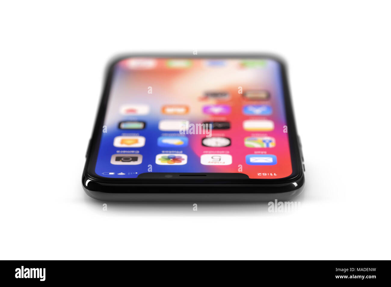 Apple iPhone X, großen Bildschirm smartphone, Produkt noch leben, horizontal in einem flachen Winkel auf weißem Hintergrund mit einen Freistellungspfad isoliert liegen. Stockfoto