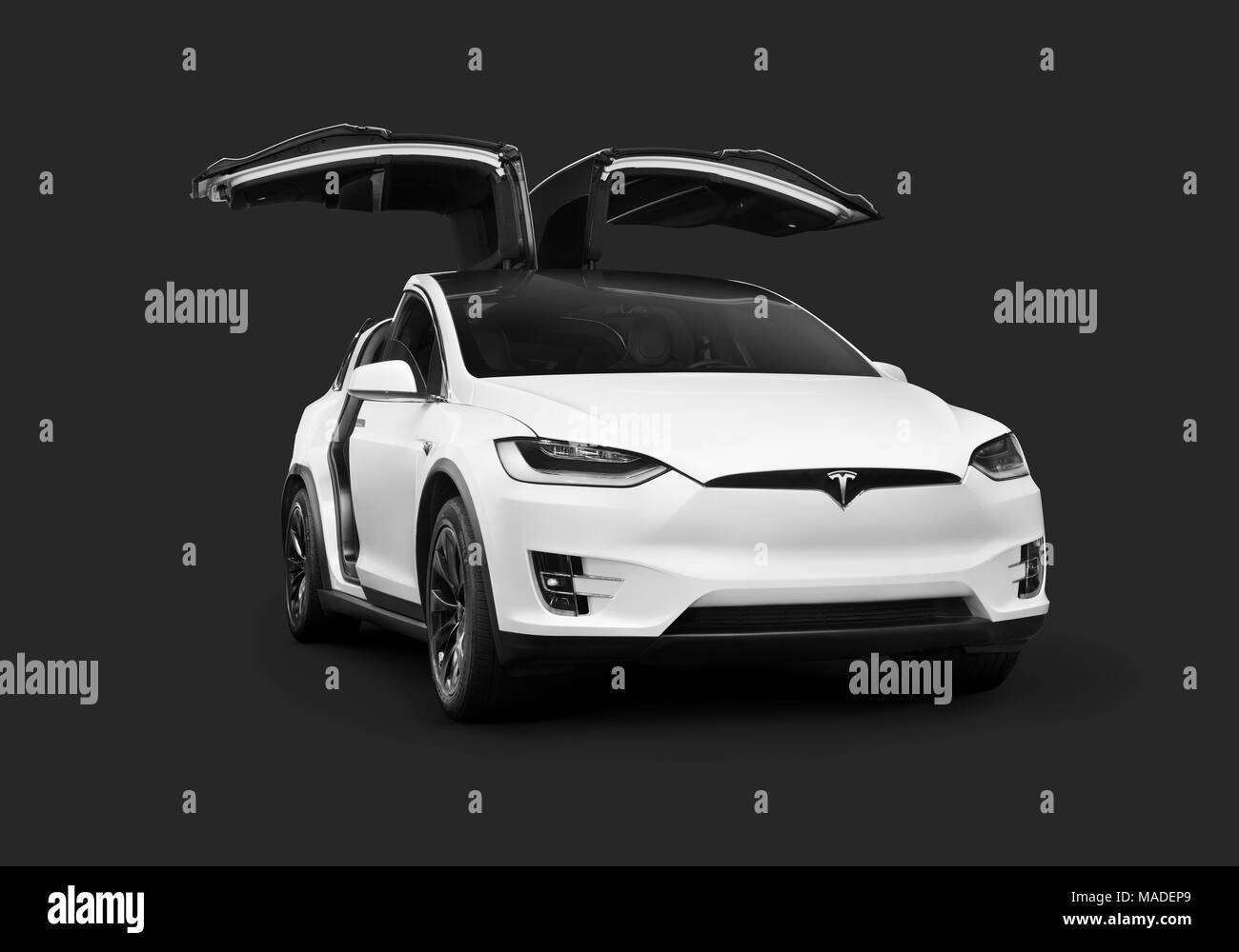 Führerschein und Drucke bei MaximImages.com – Weiß 2018 Tesla Model X Luxus-SUV Elektroauto mit offenen Falcon Door Flügeltüren isoliert auf dunkelgrauem Schwarz Stockfoto