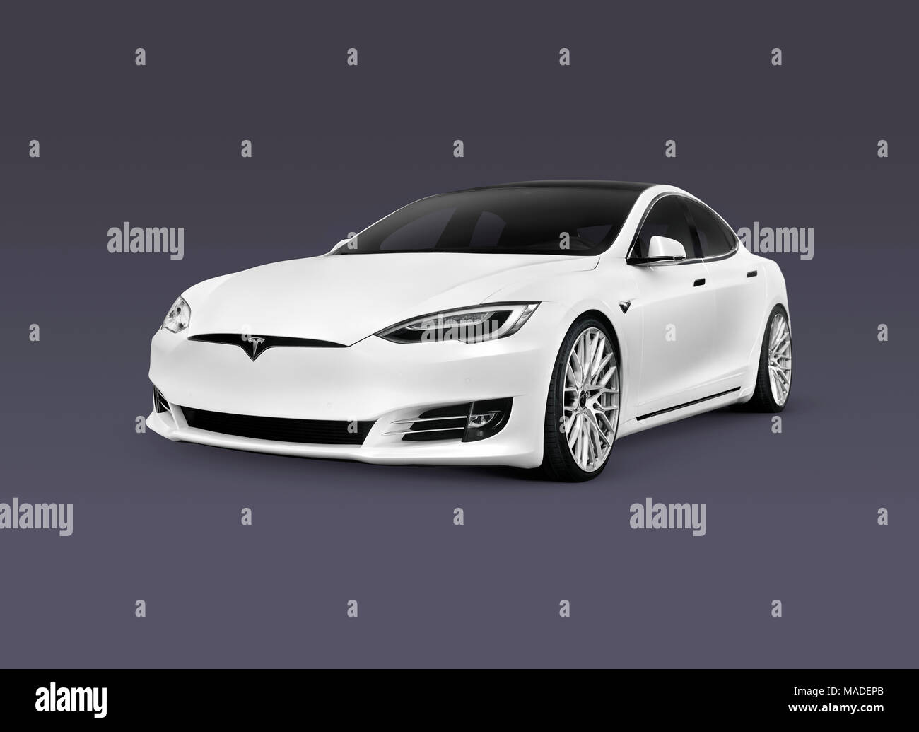 Führerschein und Ausdrucke bei MaximImages.com–2018 Tesla Model S, weißes, luxuriöses Elektroauto, isoliert auf dunkelblauem grauem Hintergrund mit Beschneidungspfad Stockfoto