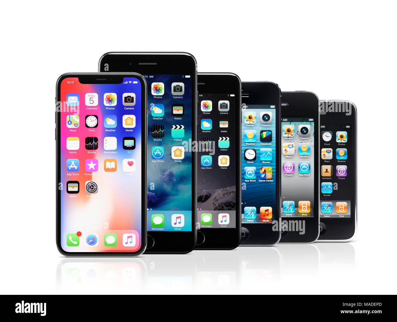Lizenz verfügbar unter MaximImages.com – Apple iPhone Modellpalette, iPhone X, 7 plus, 7, 5s, 4, 3, von neueren auf ältere Modelle des vorherigen Smartphones Stockfoto