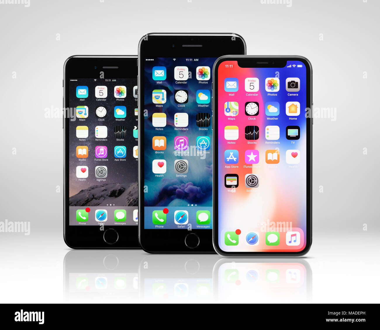 Lizenz verfügbar unter MaximImages.com - Apple iPhone X rechts, Smartphone mit großem Bildschirm und iPhone 8, 8 plus, Phablet in der Mitte Stockfoto