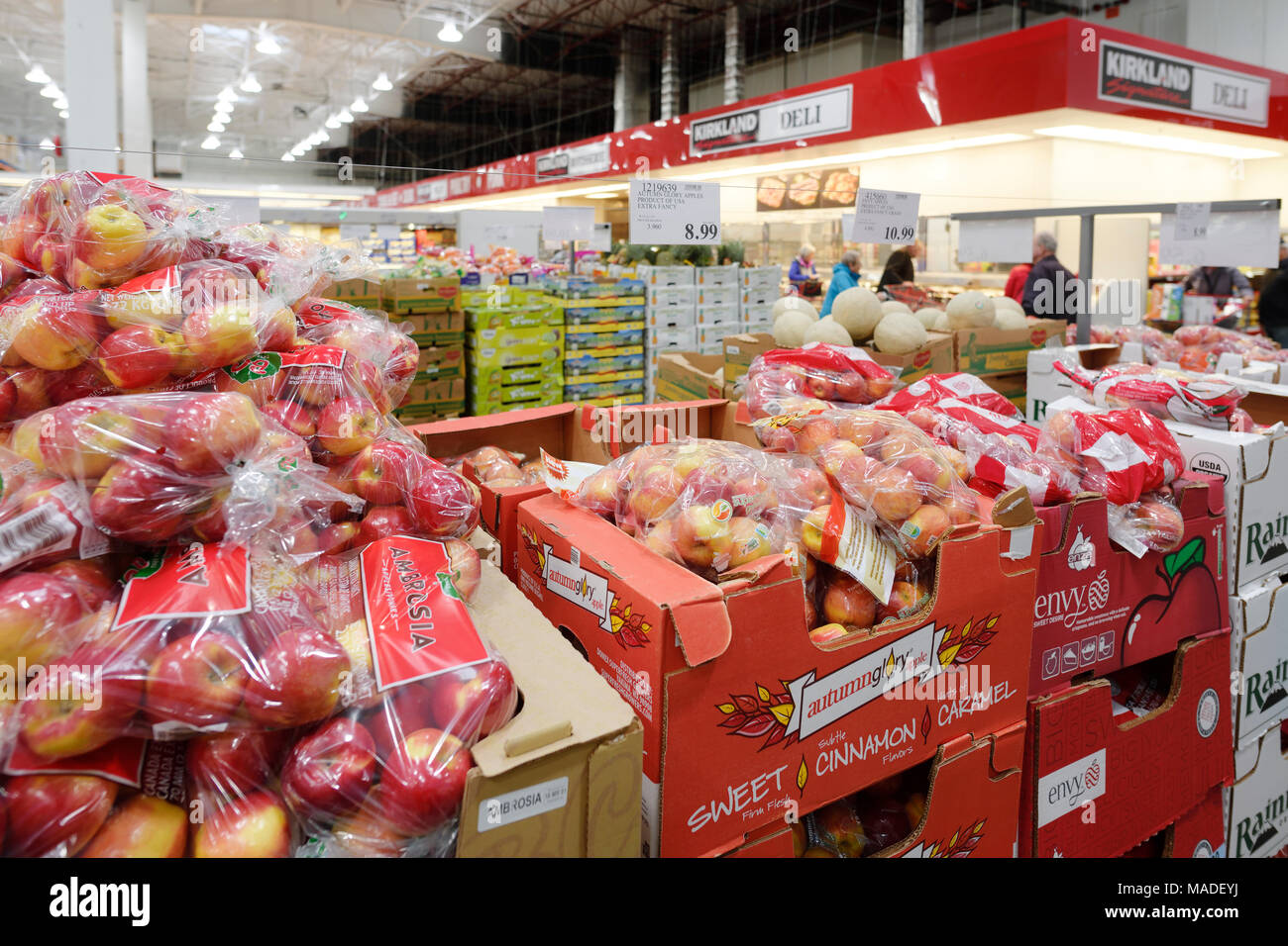 Äpfel und andere Früchte und Lebensmittel bei Costco Wholesale Mitgliedschaft Lagerverkauf Innenraum essen Abschnitt. Grapefruits, Zitronen und Limetten. British Col Stockfoto