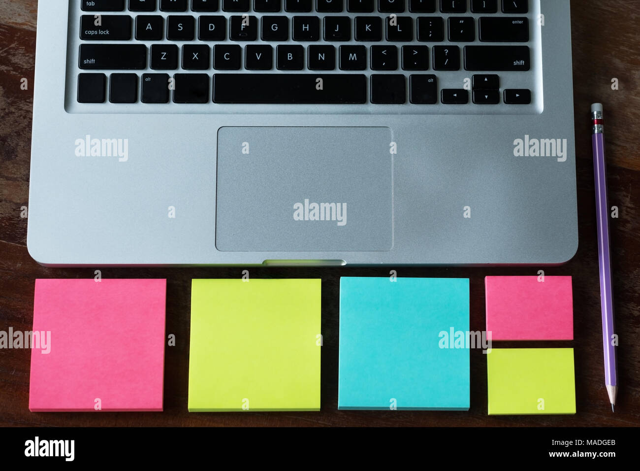 Teil der Laptop mit Tastatur und leere Aufkleber für Notizen Stockfoto