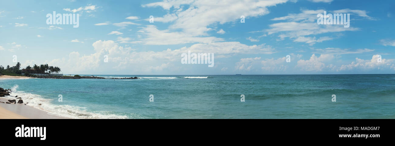 Midigama Sand Strand und blauen Wellen panorama Stockfoto