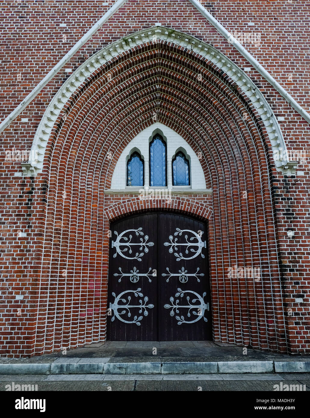 Hölzerne Tür der St. Mary Cathedral in Yangon, Myanmar. Stockfoto