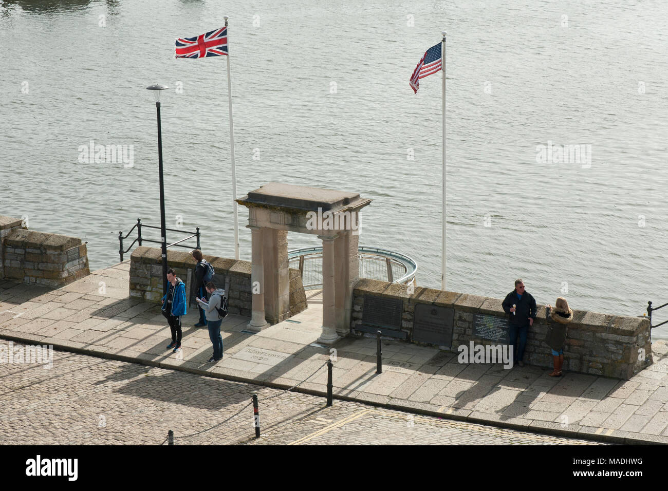 Blick von oben. Barbican, Plymouth, historischen Vordach zum Gedenken an den Weg Pilgern auf der Mayflower nach Amerika 1620. sonnig, Meer Hintergrund Stockfoto