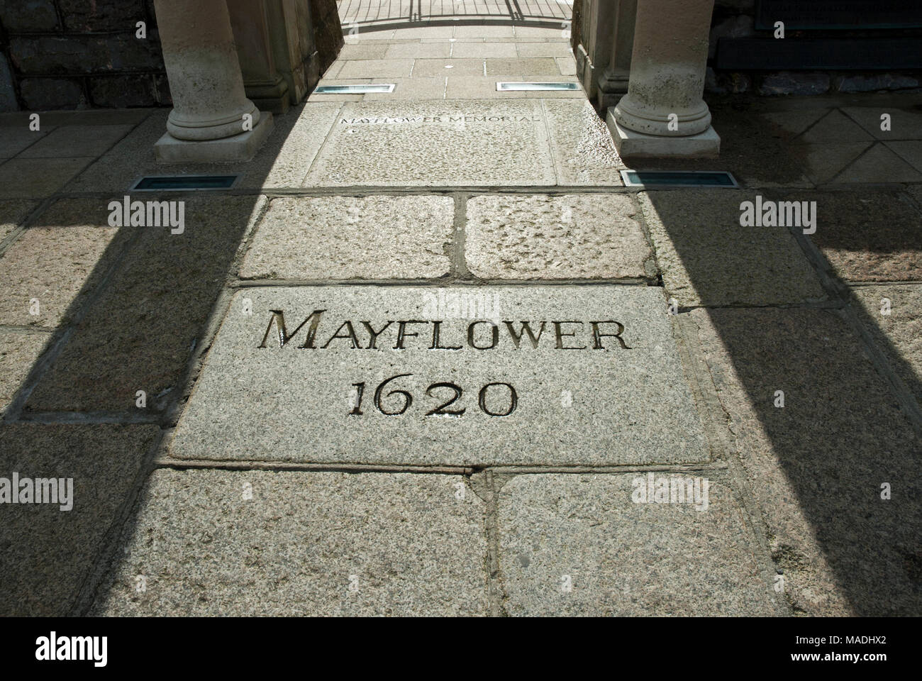 Stein graviert Gedenktafel zur Erinnerung an die Reise Pilger aus Plymouth, England nach Amerika im Jahre 1620. Stockfoto