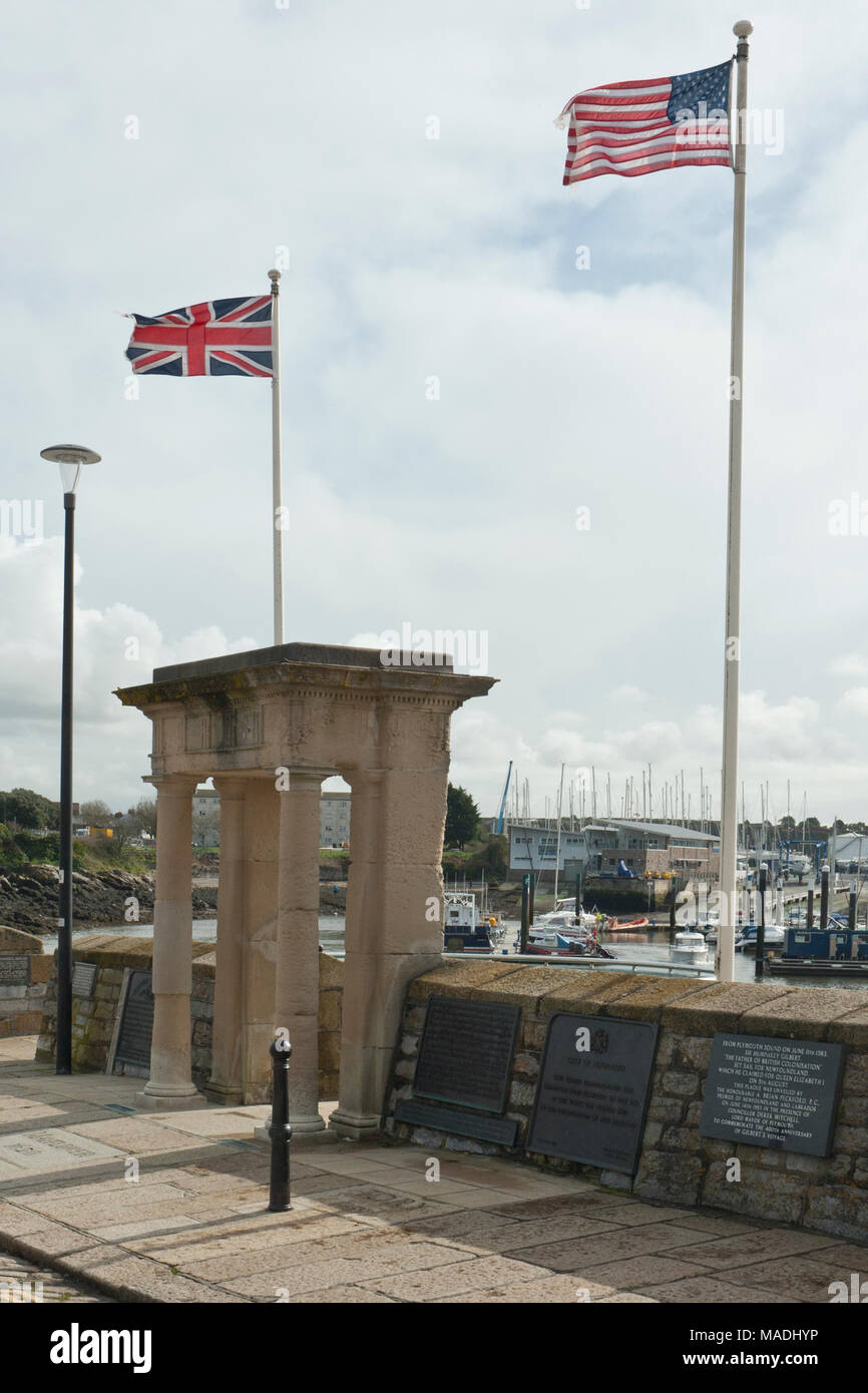 Mayflower Schritte, Barcican Plymouth Großbritannien mit Vordach, Plaketten, Union Jack und Sterne + Streifen zum Gedenken an den Weg Pilgern auf der Mayflower 1620 Stockfoto