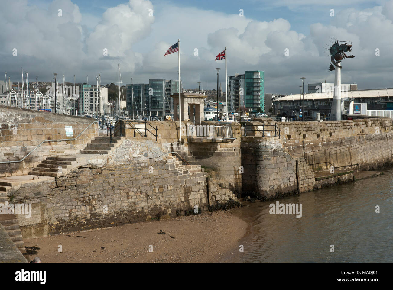 Blick auf die Schritte, die der Pilgrim Fathers verwendet, als sie nach links Barbican, Plymouth, England auf der Mayflower zu einer Reise in die Neue Welt/Amerika im Jahre 1620 Stockfoto