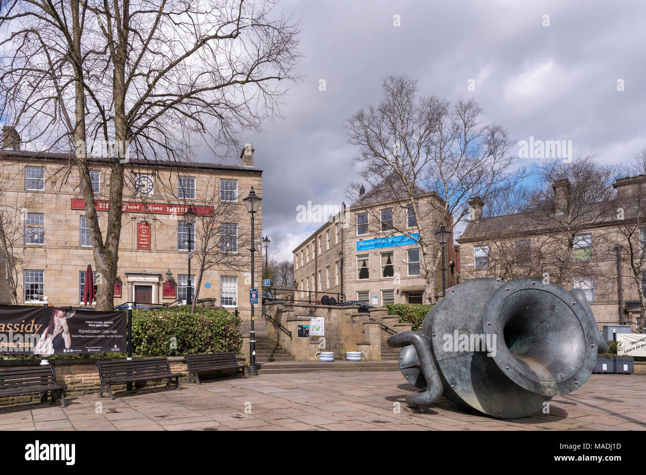 Der Markt in Ramsbottom mit großen wasserkrug sculptrure Teil der Irwell Valley Skulpturenweg. Die Grant Arms Hotel. Stockfoto