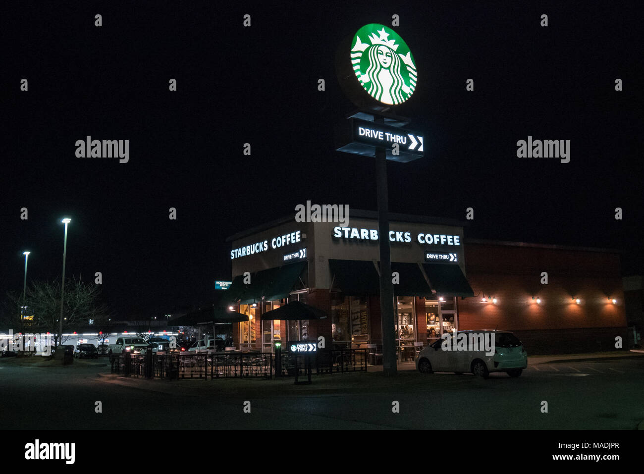 Starbucks Store bei Nacht Stockfoto
