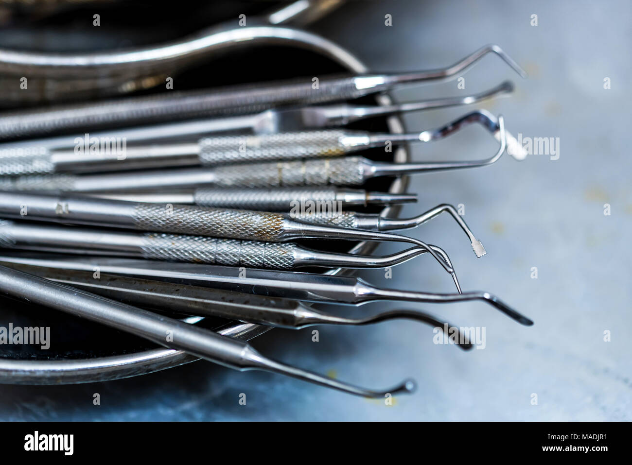 Gebrauchte medizinische Instrumente des Zahnarztes Stockfoto