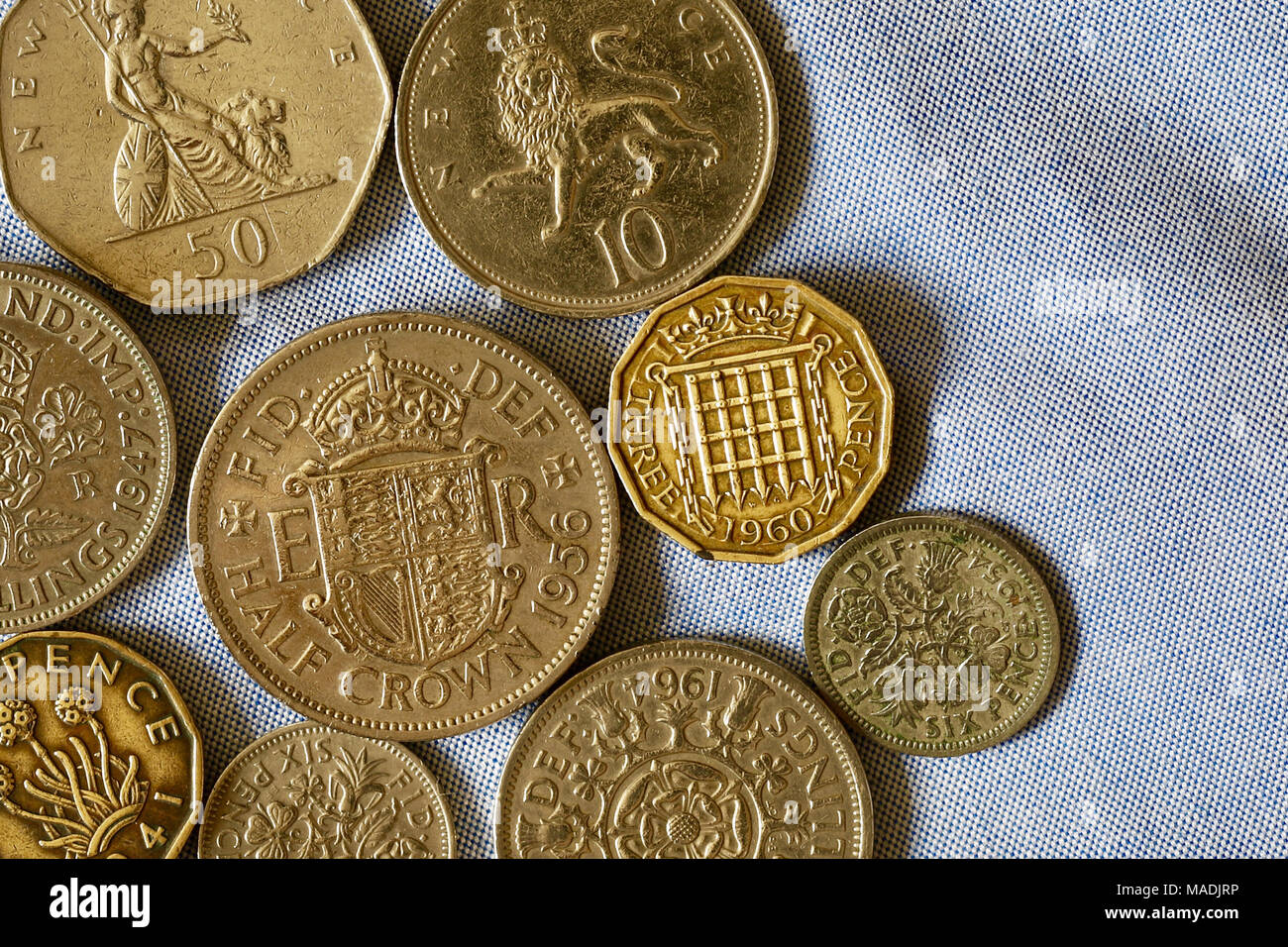 Die britische Identität und Nostalgie für die Vergangenheit. Münzen aus der Dezimal- und frühen dezimal Epochen einschließlich der Hälfte der Krone und zwei shilling Stücke. Stockfoto