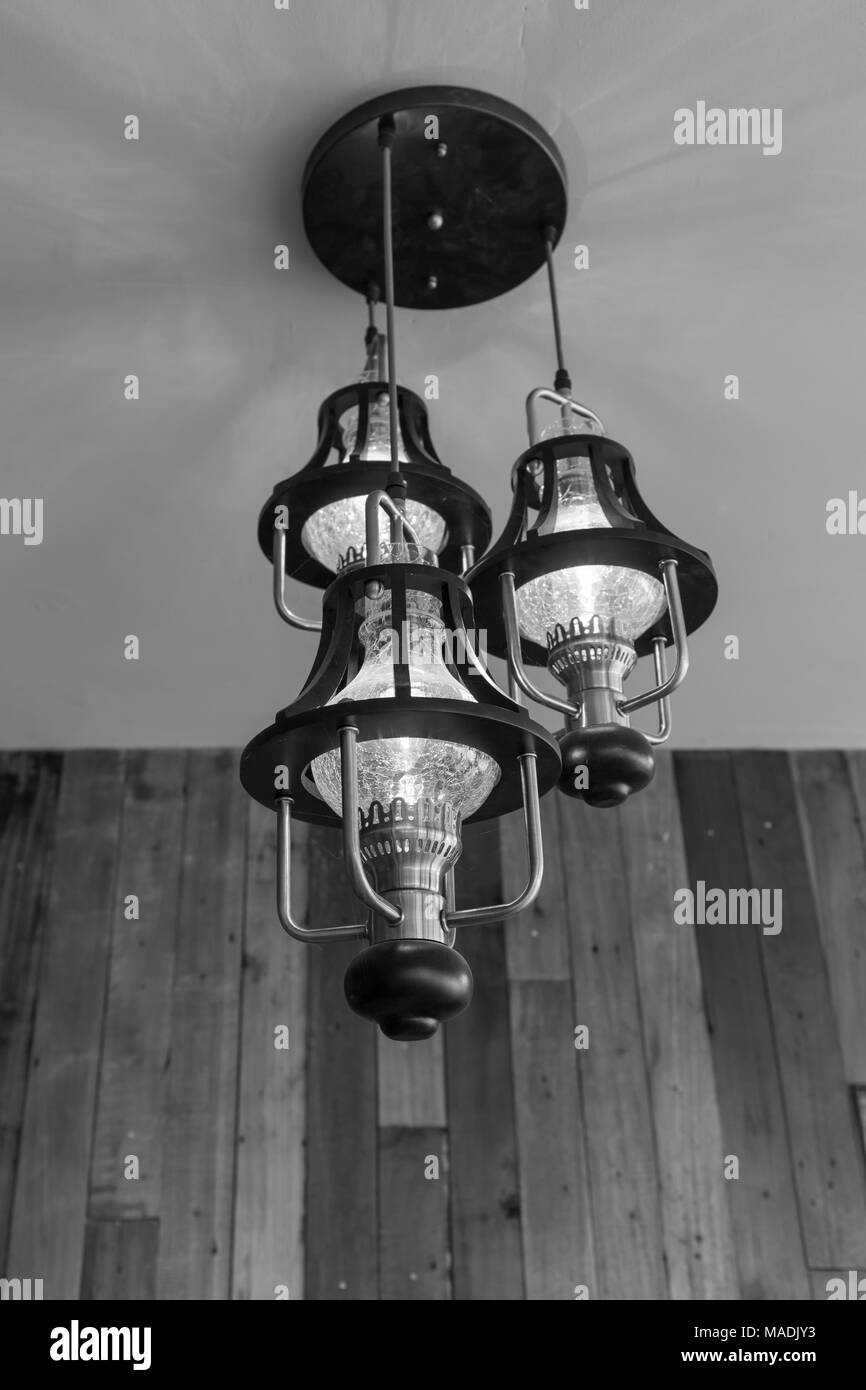 Lampen mit Glas Struktur an der Decke im Ballsaal Stockfoto