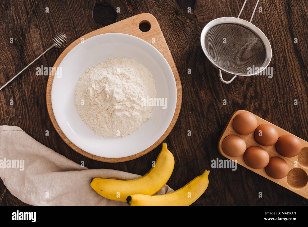 Die Zutaten für die Banane Kuchen Mehl Ei auf Holztisch. Stockfoto