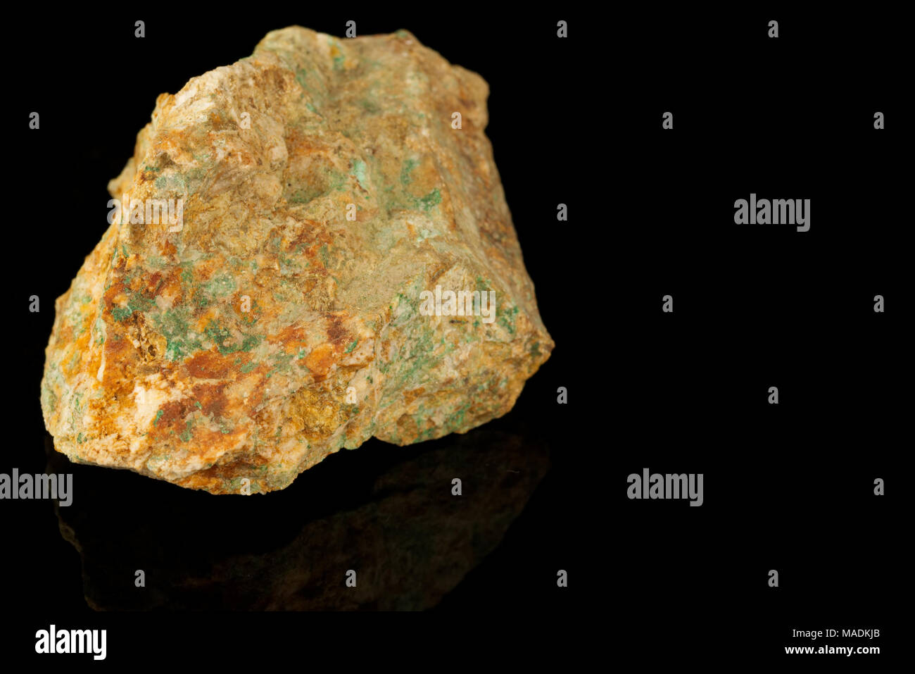 Malachit Kupfer carbonate Natriumhydroxid Mineralien auf schwarzem Hintergrund monokline Kristallstruktur isoliert. (Molochitis, melochite) Steine und Mineralien Stockfoto