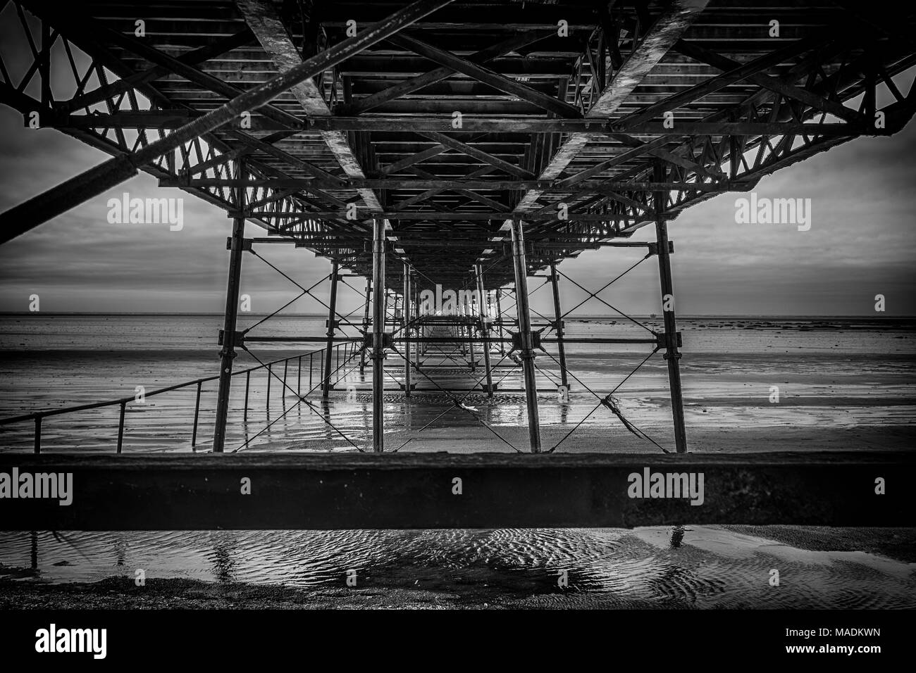Unter dem Pier in Southport, Merseyside, England, die den Bau Schmiedearbeiten. Stockfoto