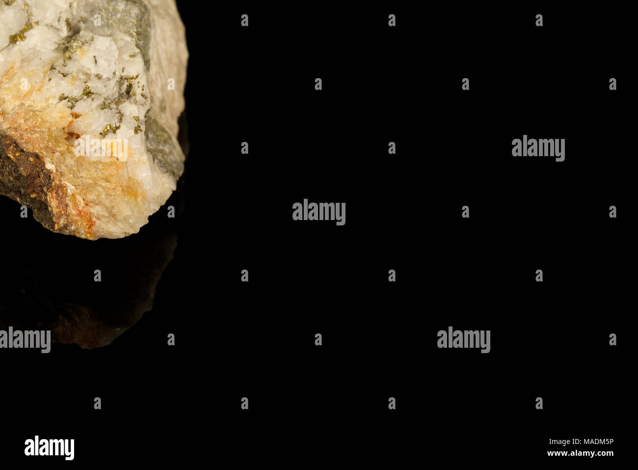 Eisensulfid, Fool's Gold, Eisen Sulfid, Eisen Mineral Erz auf schwarzem Hintergrund isoliert. Isometrische Kristallstruktur. Steine und Mineralien Stockfoto