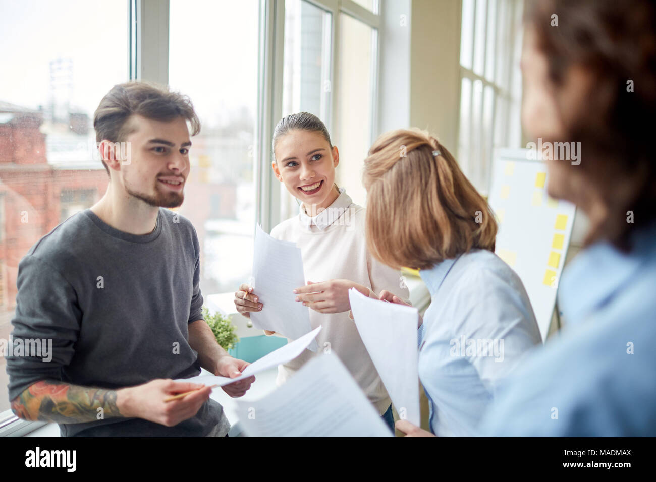 Gruppe von Geschäftsleuten mit Berichten Vorbereitung für business meeting zusammen Stockfoto