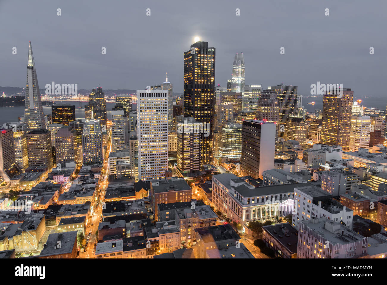 Mondschein über San Francisco Downtown. Stockfoto