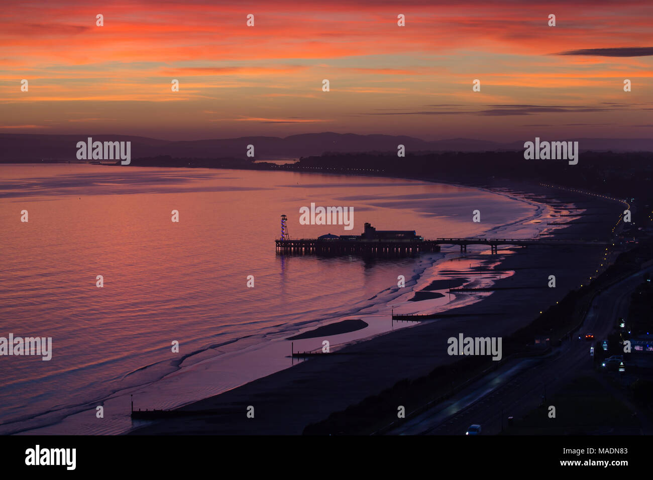 Bournemouth Bay und Pier mit Sonnenuntergang Himmel Stockfoto
