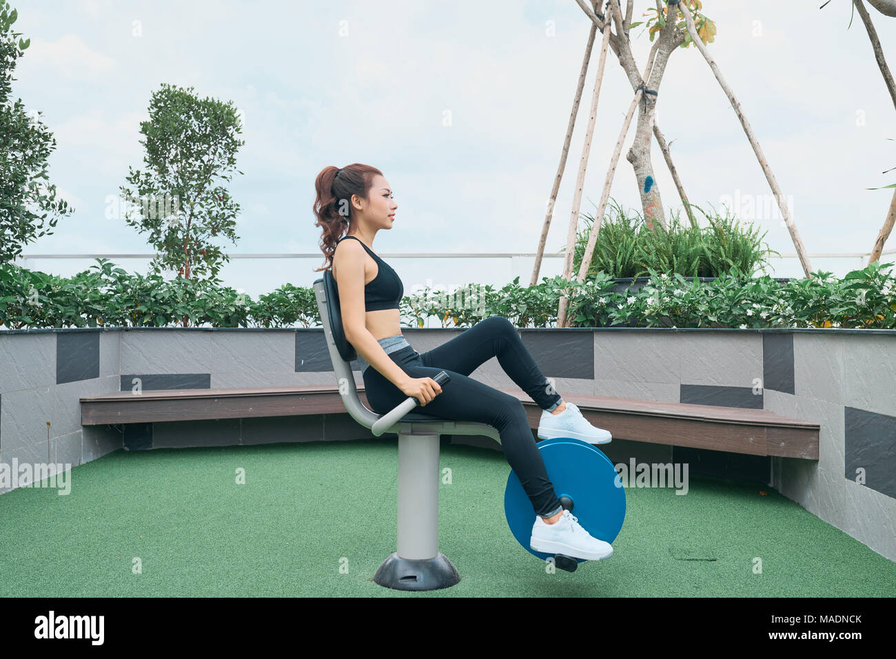 Asiatische Frau Training im freien Fitnessraum Spielplatz ausrüstung Stockfoto