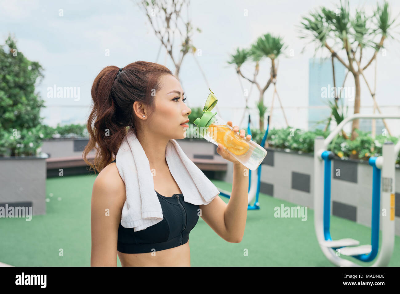 Asiatische Frau ausüben, im freien Wasser Flasche Stockfoto
