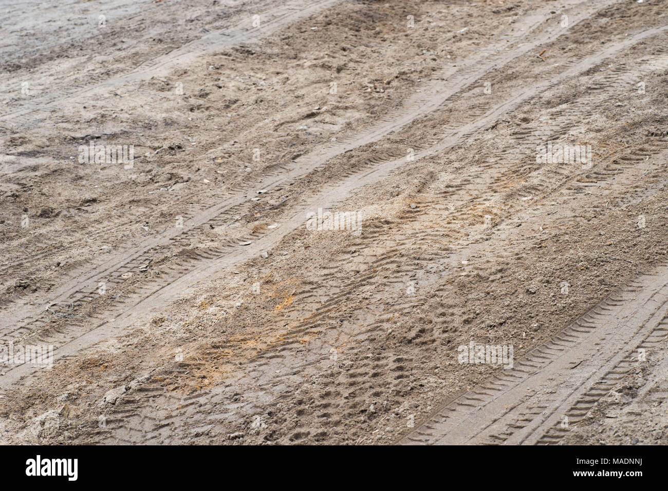 Reifenspuren Lkw auf einer Schotterstraße Hintergrund Stockfoto