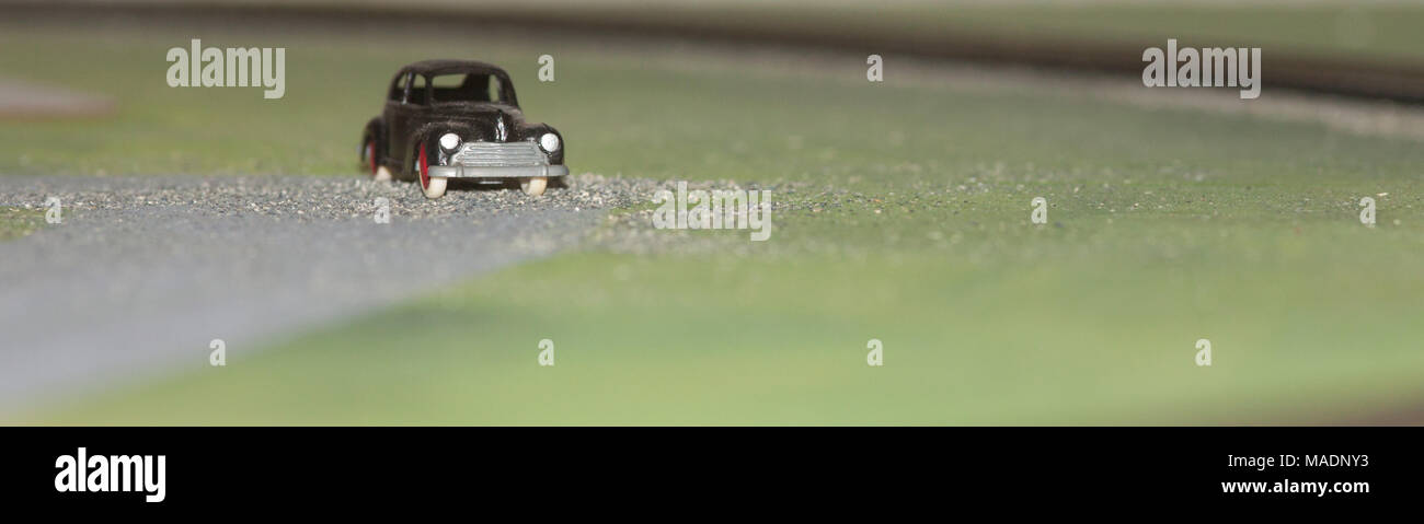 Makro Nahaufnahme Schuß von Vintage 50s Retro schwarz Französische Autos mit roten Räder auf HO OO Hornby Bahn Einrichten gegen verschwommenen Hintergrund Stockfoto