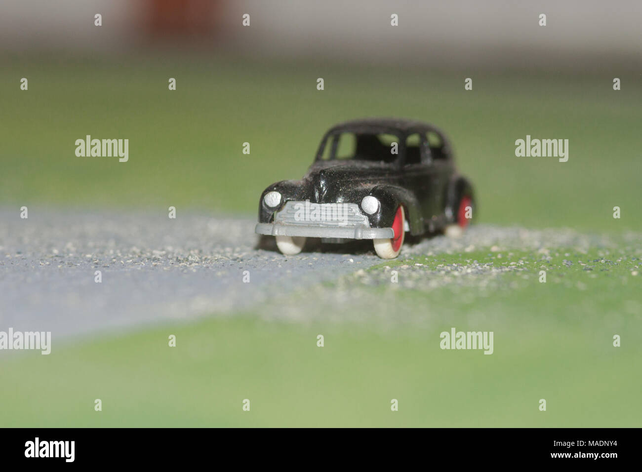 Makro Nahaufnahme Schuß von Vintage 50s Retro schwarz Französische Autos mit roten Räder auf HO OO Hornby Bahn Einrichten gegen verschwommenen Hintergrund Stockfoto