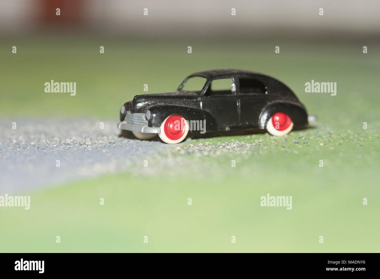 Makro Nahaufnahme Schuß von Vintage 50s Retro schwarz Französische Autos mit roten Räder auf HO OO Hornby Bahn Einrichten gegen verschwommenen Hintergrund Stockfoto