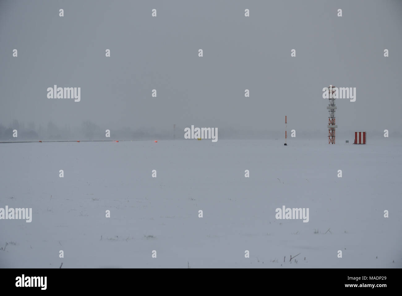 Flughafen London Southend Infrastruktur im Schnee schlechtes Wetter in das Tier aus dem Osten wetter Phänomen. ILS Gleitwinkel Turm landing System Stockfoto