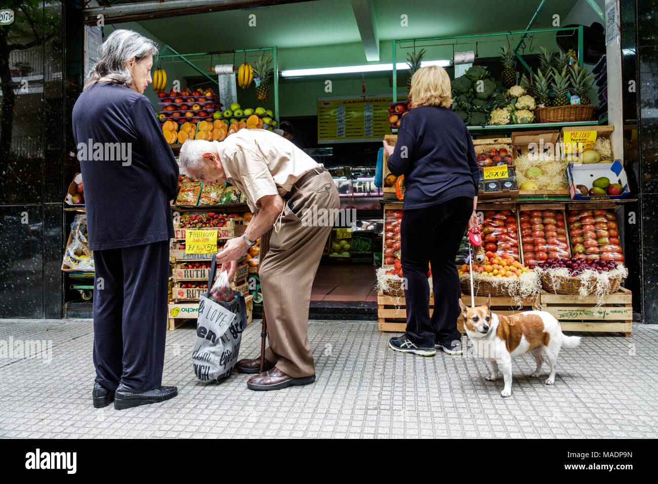 Buenos Aires Argentinien, Recoleta, Nachbarschaft produzieren Stand, Obst, Gehweg Display, Shopping Shopper Shopper Shop Geschäfte Markt Märkte Markt buyi Stockfoto