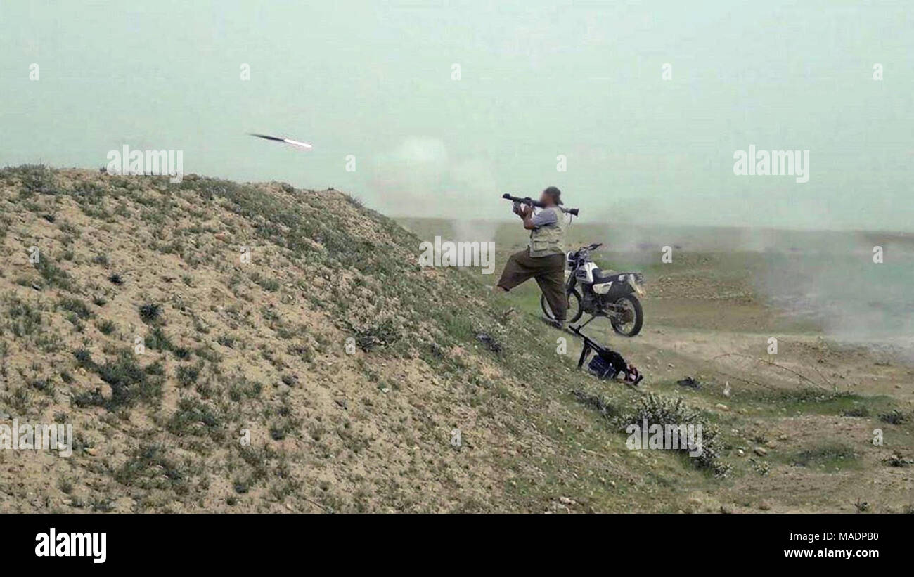 Islamischen Staat propaganda Foto zeigt einen islamischen Staat Fighter eine Rakete selbstfahrende Granate feuern auf syrische Streitkräfte während der Kämpfe am 30. März 2018 in der Nähe von Saadia, Syrien. Stockfoto