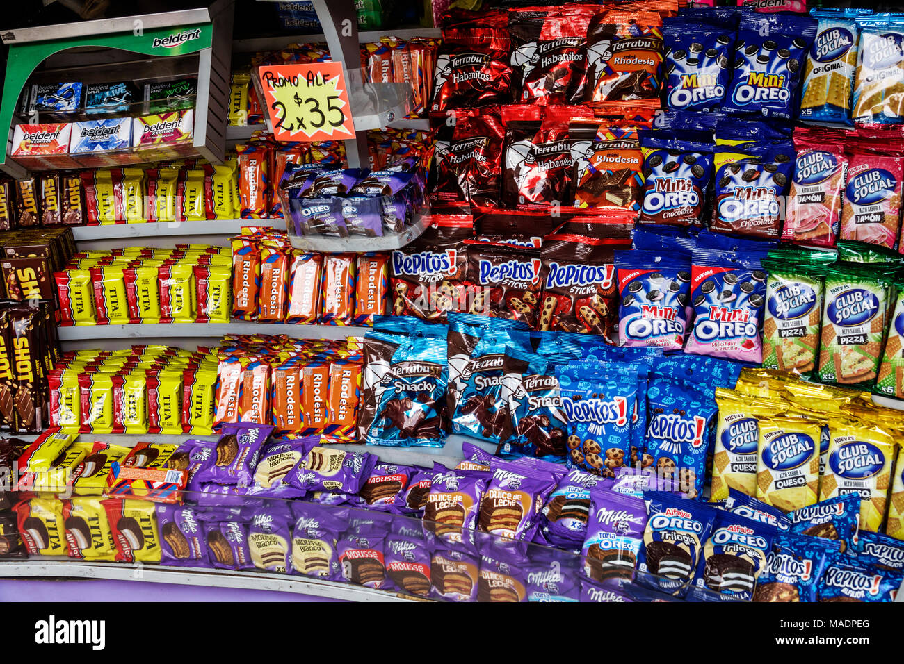 Buenos Aires Argentinien, El Jevi Kiosk, 24-Stunden-Geschäft, Regale mit Imbissladen, Süßigkeiten, Kekse, Display, Schokolade, Oreo, Hispanic, ARG171130310 Stockfoto