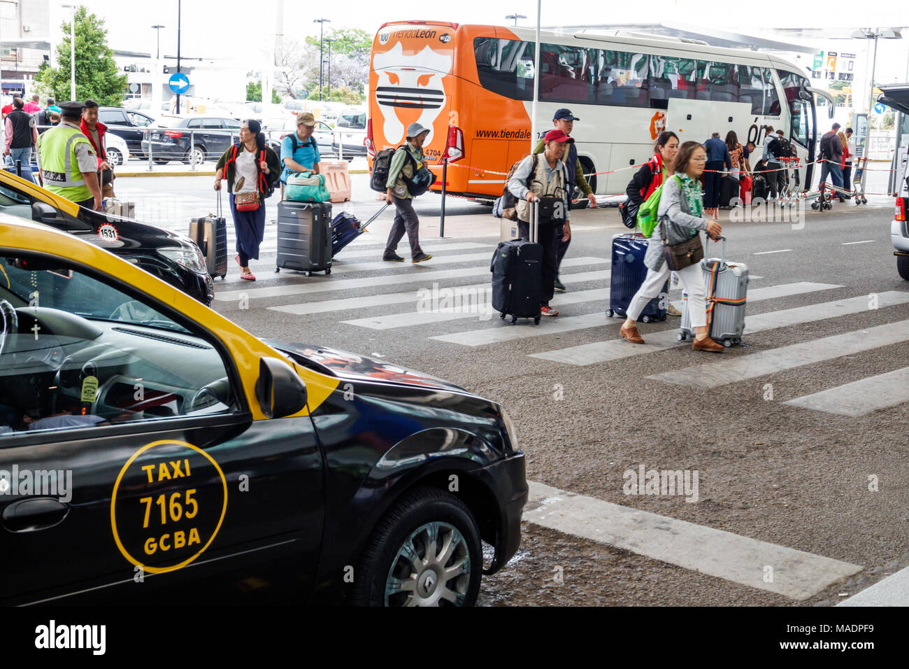 Buenos Aires Argentinien,Ministro Pistarini International Airport Ezeiza EZE,Terminal Gate,Abfahrten,Bürgersteig,Fußgängerüberweg,Erwachsene Stockfoto