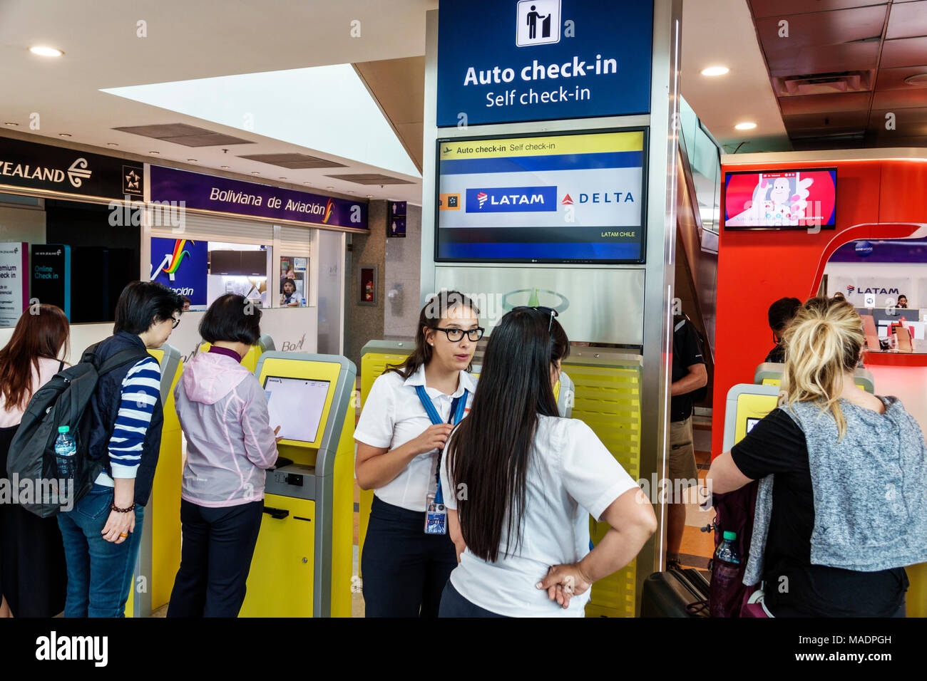 Buenos Aires Argentinien, Ministro Pistarini International Airport Ezeiza EZE, Terminal Gate, innen, LATAM, Delta Airlines, Check-in-Automaten, man Stockfoto