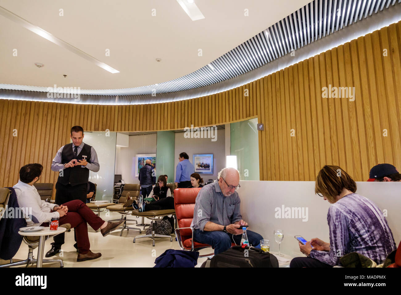 Buenos Aires Argentinien, Ministro Pistarini International Airport Ezeiza EZE, Terminal Gate, innen, Business Class Lounge, Mann Männer männlich, Frau fema Stockfoto