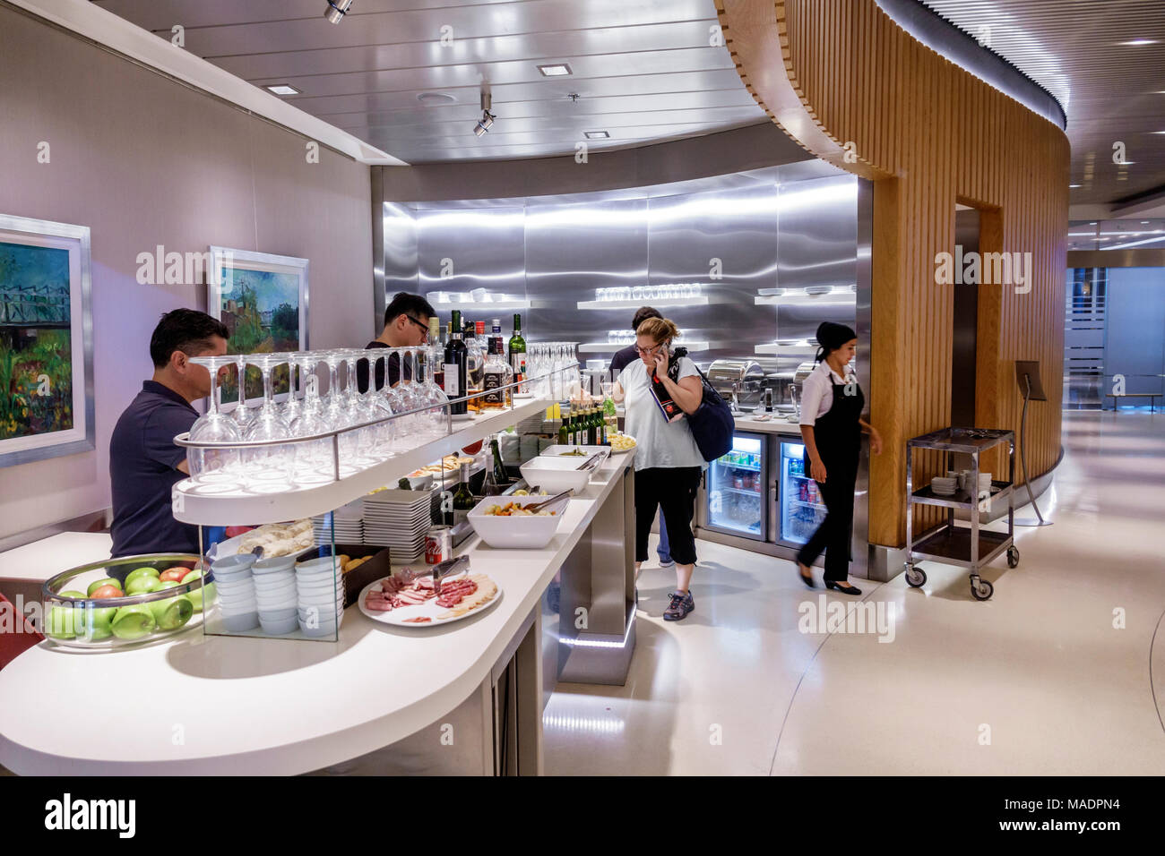 Buenos Aires Argentinien, Ministro Pistarini International Airport Ezeiza EZE, Terminal Gate, innen, Business Class Lounge, Mann Männer männlich, Frau fema Stockfoto