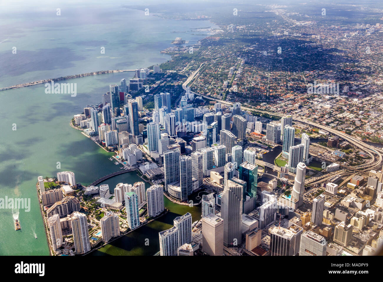 Florida, FL South, Miami, Miami International Airport MIA, Blick vom  Abflugfenster, Stadtzentrum, Brickell Key, Miami River, Biscayne Bay  Stockfotografie - Alamy