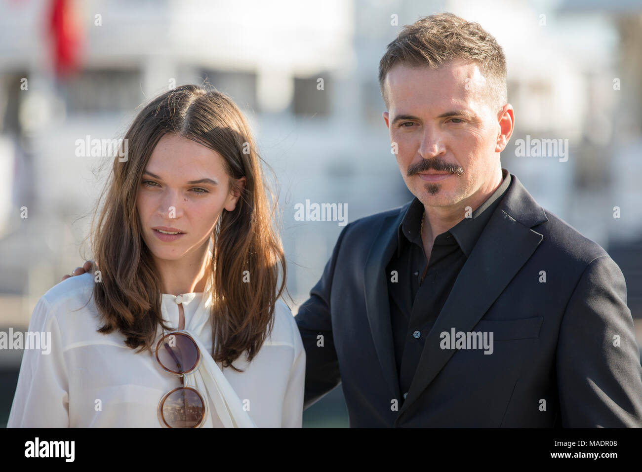 Britische Schauspielerin Anna Brewster und kanadische Schauspieler Tygh Runyan-Fotoshooting für die TV-Serie "Versailles Serie 2 'MIPCOM, Cannes, Frankreich, 18. Oktober 2016 Stockfoto