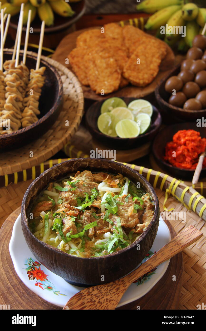 Soto Batok, der javanischen Rindfleisch Suppe serviert in Kokosnuss Schale Schüssel Stockfoto